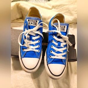 BRIGHT BLUE CONVERSE CHUCKS